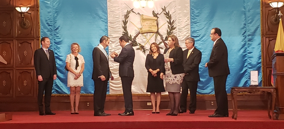 El Presidente de Guatemala, Jimmy Morales Cabrera, condecora al Embajador de Colombia