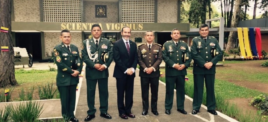 La Embajada de Colombia acompañó la conmemoración del Día del Ejército Nacional en Guatemala 