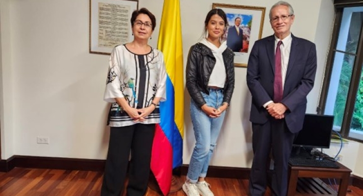 Foto de la Embajada. Embajadora Victoria González, actriz Laura Osma y Ministro Consejero