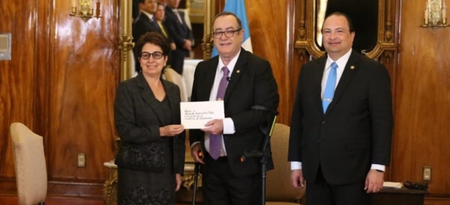 Embajadora de Colombia Victoria González Ariza presentó cartas credenciales ante el Presidente de Guatemala