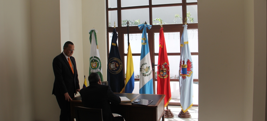 Embajada en Guatemala realiza la apertura del libro de condolencias por el sensible fallecimiento del expresidente de la República de Colombia, Belisario Betancur Cuartas