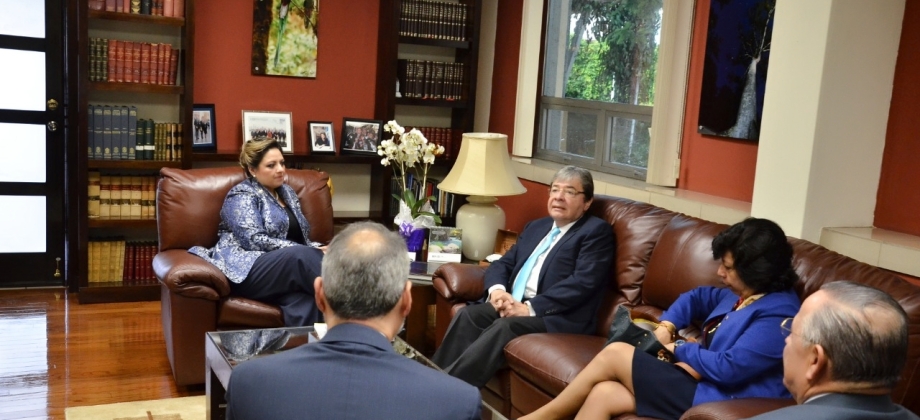 Durante su visita a Ciudad de Guatemala, el Canciller Carlos Holmes Trujillo se reunió con su homóloga Sandra Jovel, para impulsar temas claves de la agenda bilateral