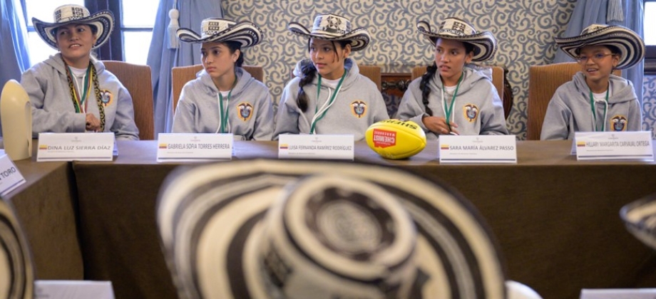 Tejiendo sueños en Guatemala: Ocho niñas y una profesora de San Jacinto, Bolívar, representan a Colombia con la creatividad, el ingenio y el talento de sus tejidos tradicionales