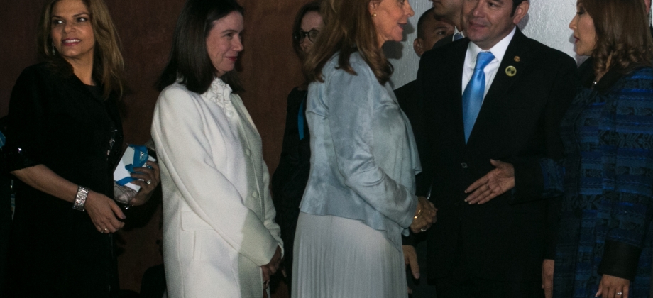 Vicepresidenta de Colombia saludó al Presidente de Guatemala en el marco de la Cumbre Iberoamericana