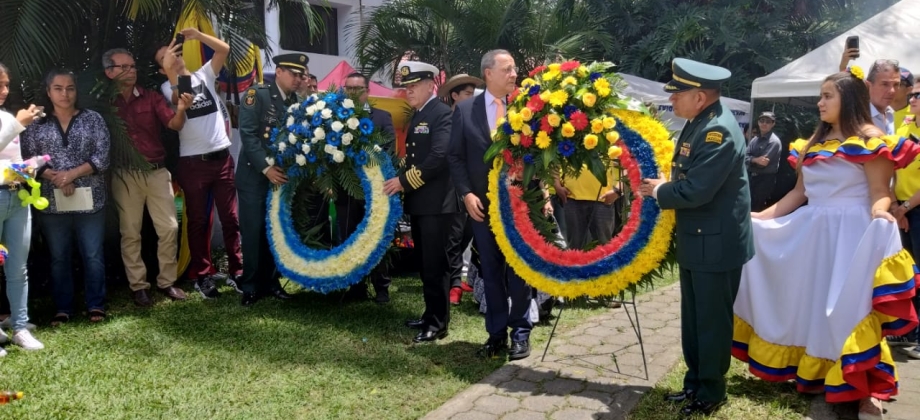 Con flores conmemoró la Embajada de Colombia en Guatemala el Día de la Independencia