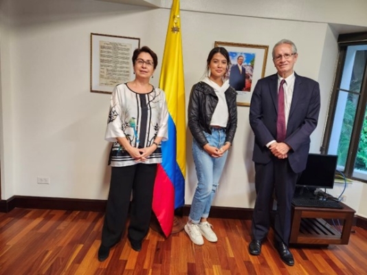 Foto de la Embajada. Embajadora Victoria González, actriz Laura Osma y Ministro Consejero