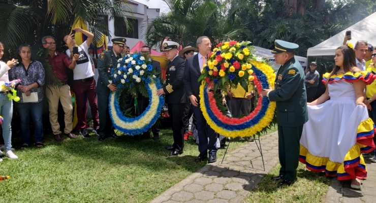 Con flores conmemoró la Embajada de Colombia en Guatemala el Día de la Independencia