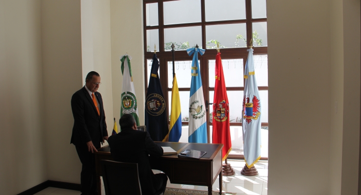 Embajada en Guatemala realiza la apertura del libro de condolencias por el sensible fallecimiento del expresidente de la República de Colombia, Belisario Betancur Cuartas